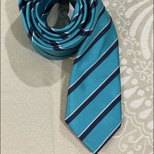 BANANA REPUBLIC TIE. 2 1/2” wide slim tie in perfect NEW condition. Never used.